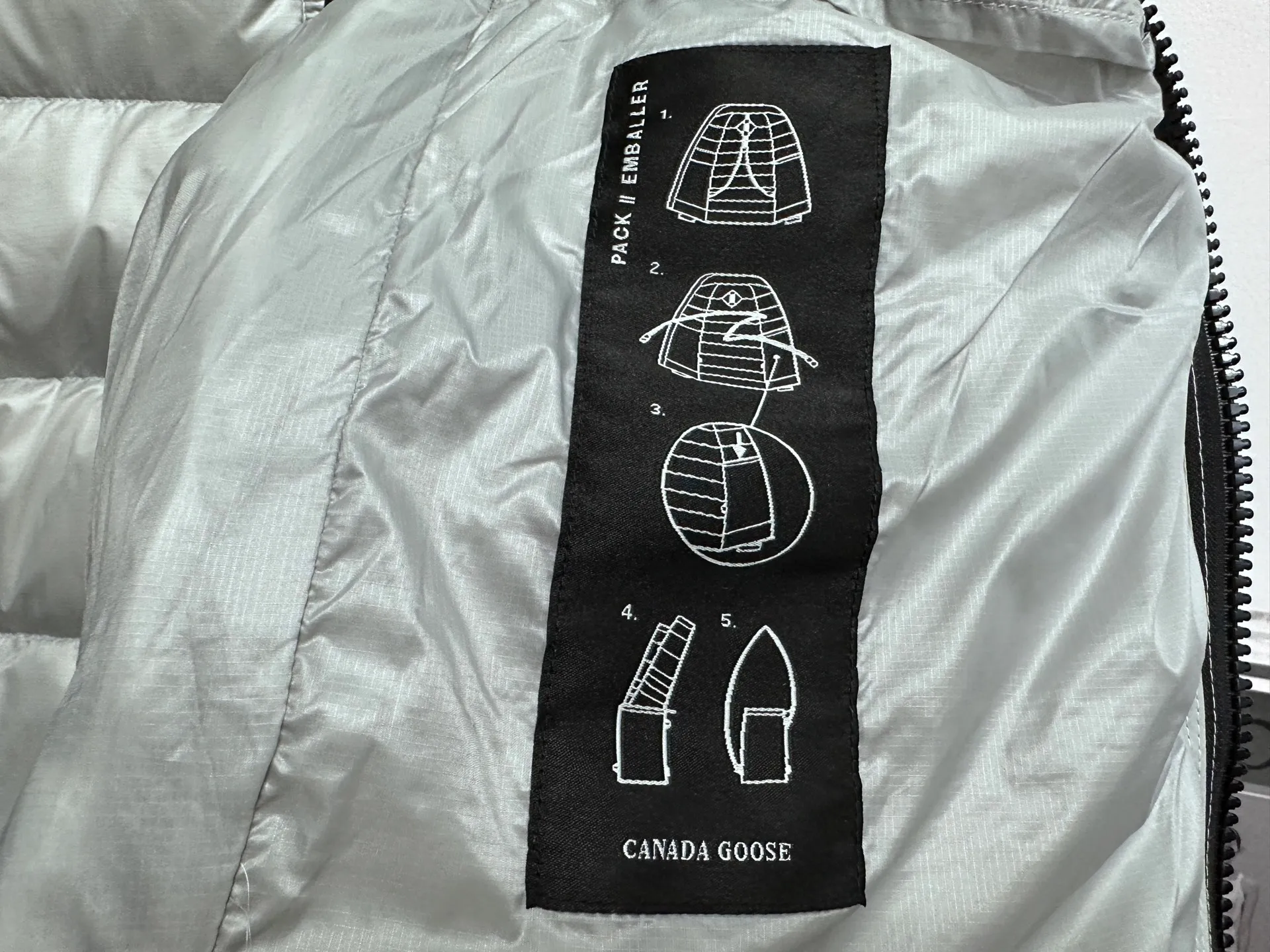 P560 [Canada Goose] CROFTON light down vest R water-repellent treatment Winall windproof fabric 700-fill down capacity Original molding Detailed production The upper body effect is stunning Exclusively available on the Xiaohongshu purchasing platform The highest version on the market Code number: XS-XXL